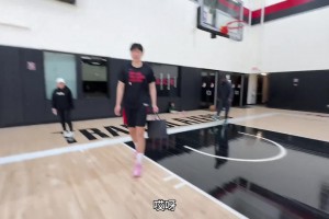 训练馆设施还挺齐全啊！杨瀚森：往里走有更衣室、力量房、食堂…