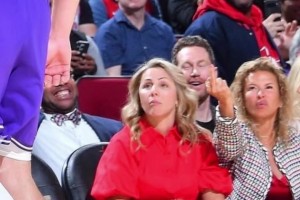 今天东契奇飚进杀死比赛的三分后，场边一女火蜜朝他竖中指😳